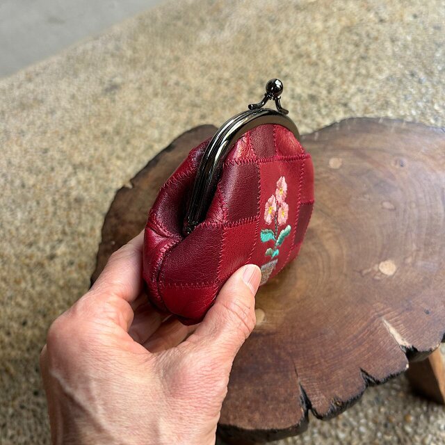 革パッチワークのがま口（ワインレッドに花の刺繍）02009-01 | iichi