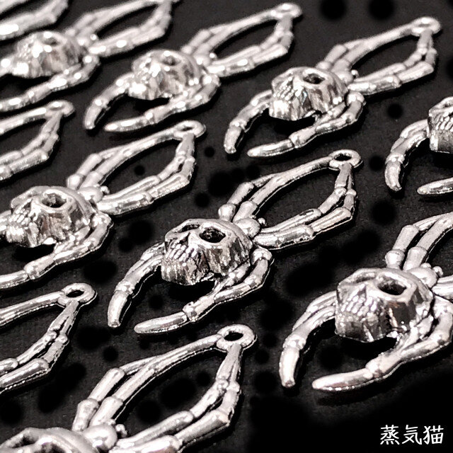 人面クモ骸骨チャーム 銀古美 5個【蜘蛛 ハロウィンパーツ