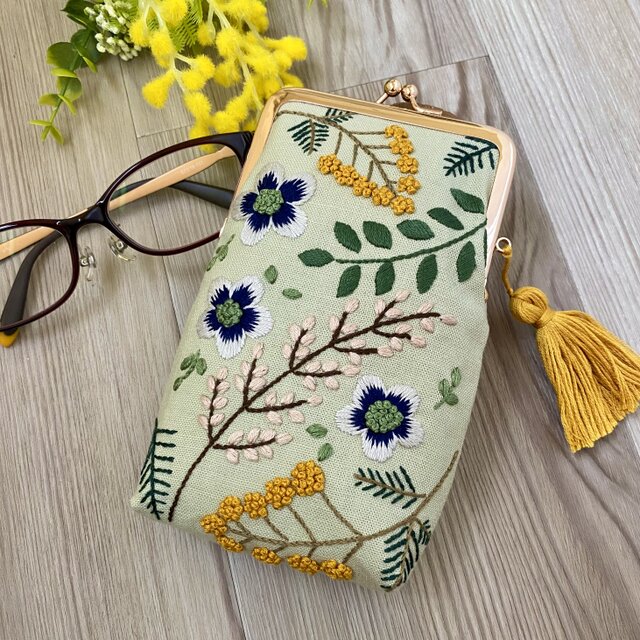 春の庭の刺繍がま口 | iichi 日々の暮らしを心地よくするハンドメイド