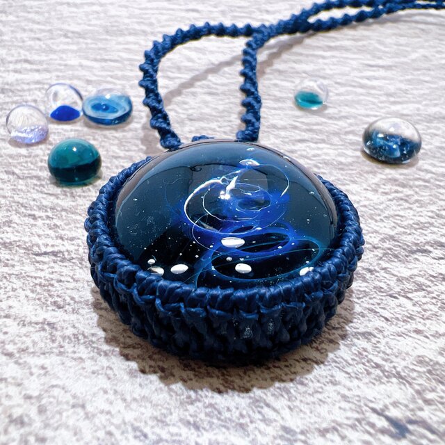ガラスの宇宙ペンダント | iichi 日々の暮らしを心地よくする