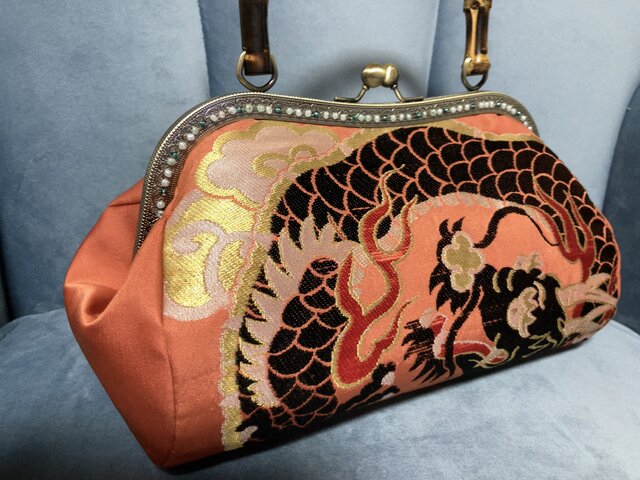 ☆バンブーがま口バッグ 焼きバンブー持ち手 朱のドラゴン☆ | iichi