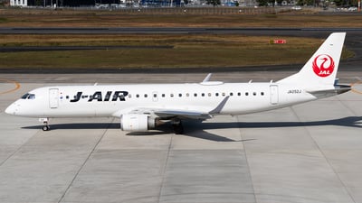 JA252J - Embraer E190STD [19000748] - Flightradar24