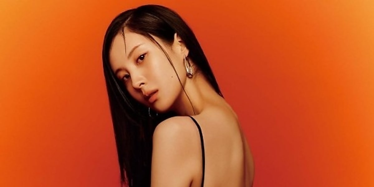 少女時代 ソヒョン、グラビアで背中を大胆披露…圧倒的なオーラに釘付け