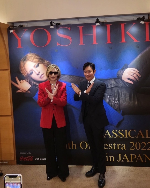 イ・ビョンホン、X JAPANのYOSHIKIと日本で再会！？“Xポーズ”で記念