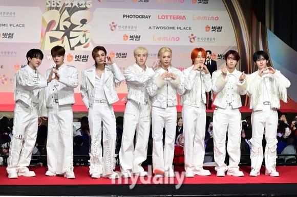 PHOTO】Stray Kids「2025 SBS歌謡大典」レッドカーペットに登場 - Kstyle