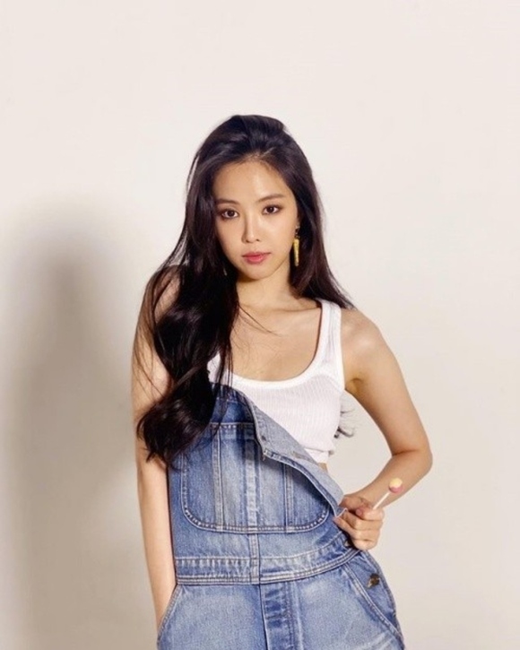 Apink ソン・ナウン、美ボディが際立つ近況ショットを公開…セクシーな