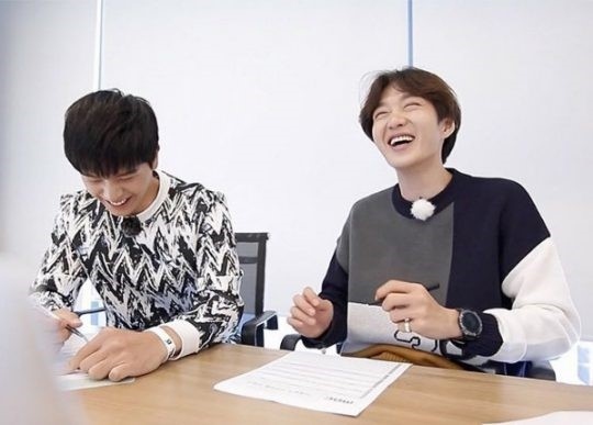 未来日記」BTOB ソンジェ＆チャンソプ、控室で見せた明るい笑顔 - Kstyle