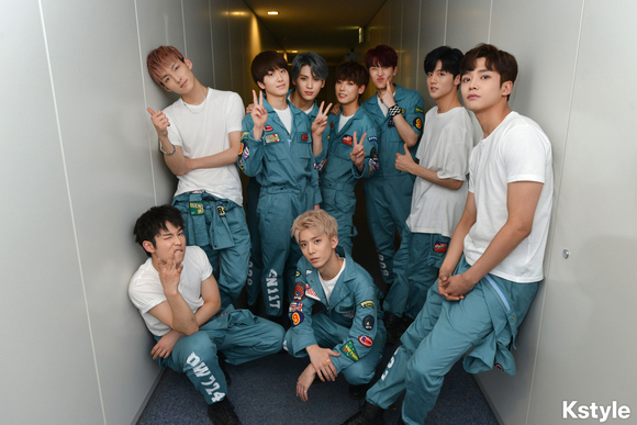 SF9、日本デビューに先立ちショーケース開催「ハイタッチで触れあった