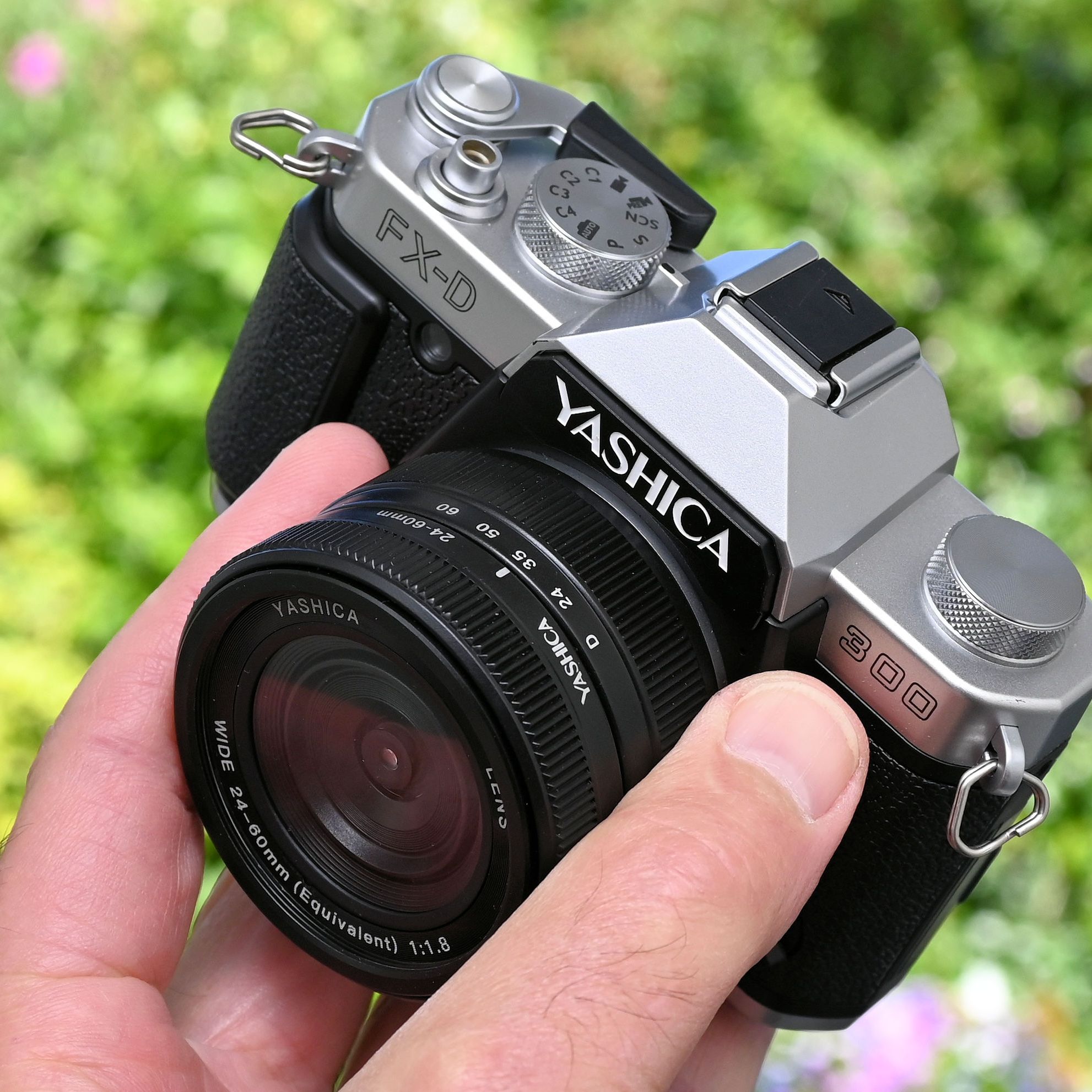Yashica FX-D 300 hands-on review: a digital camera with a 1970s