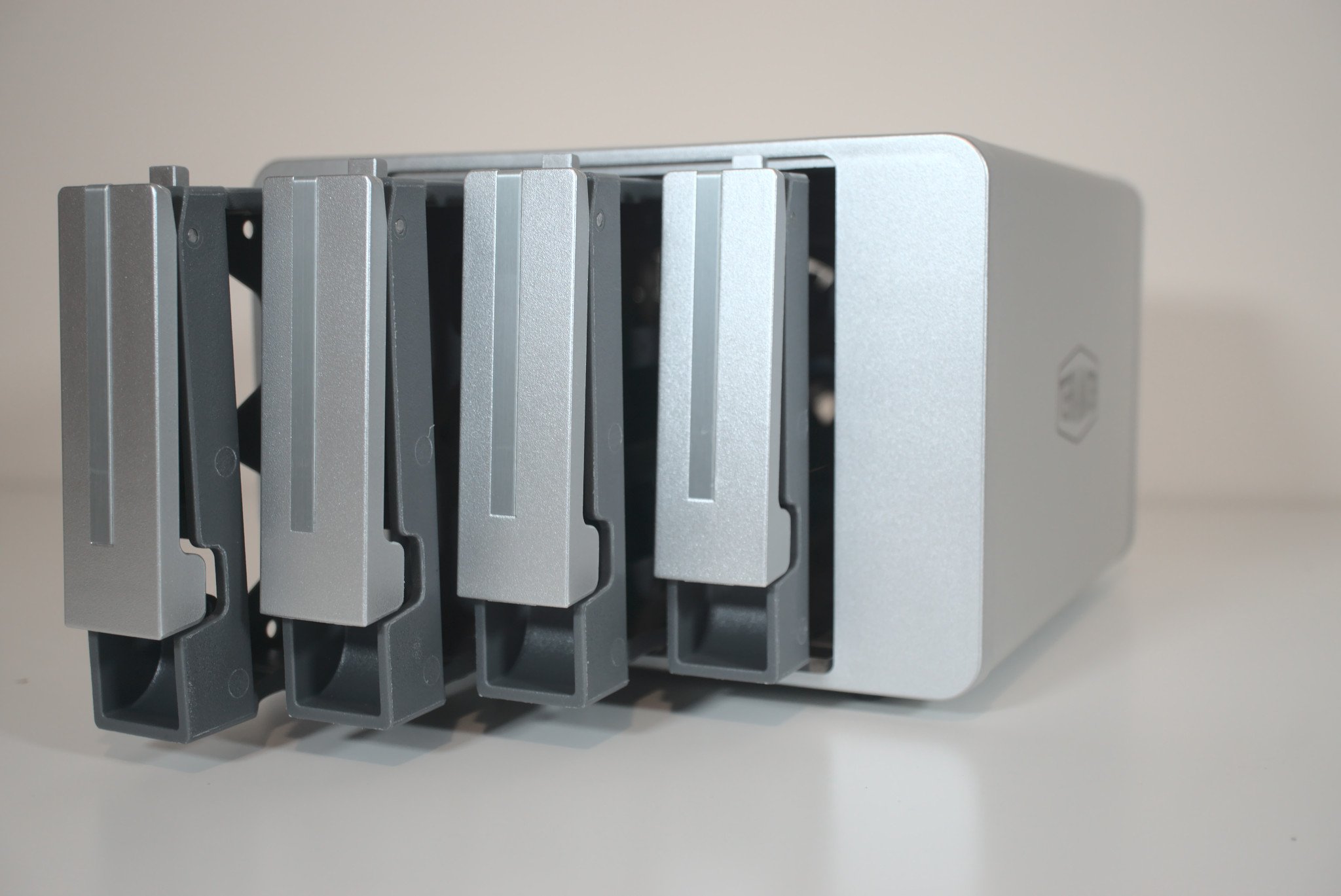 TerraMaster F4-210 4ベイNAS RAID対応 シルバー TerraMaster F4-210 4