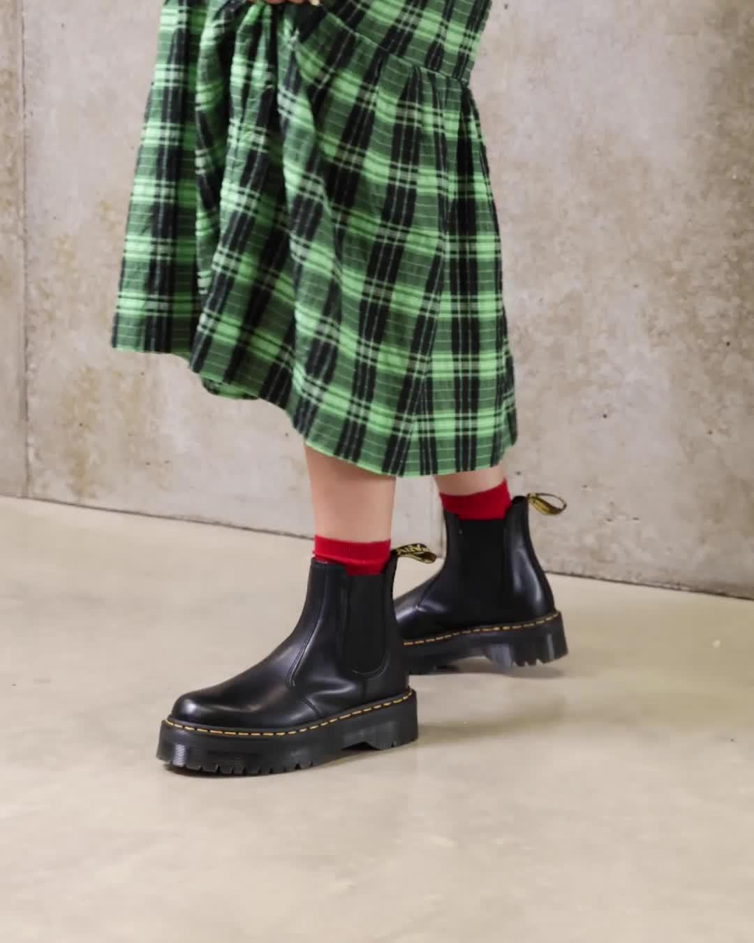 2976 Smooth Leather Platform Chelsea Boots in Black | Dr. Martens