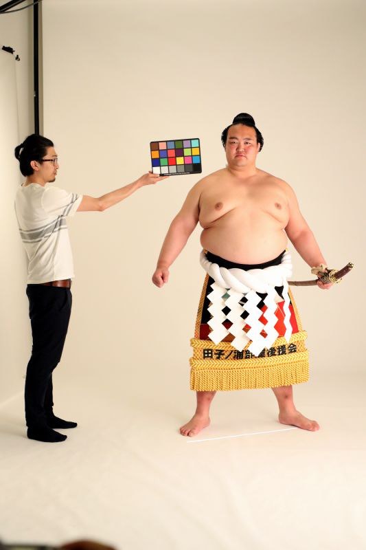 大相撲：稀勢の里の優勝額撮影に密着 鋭い眼光で仁王立ち [写真特集10