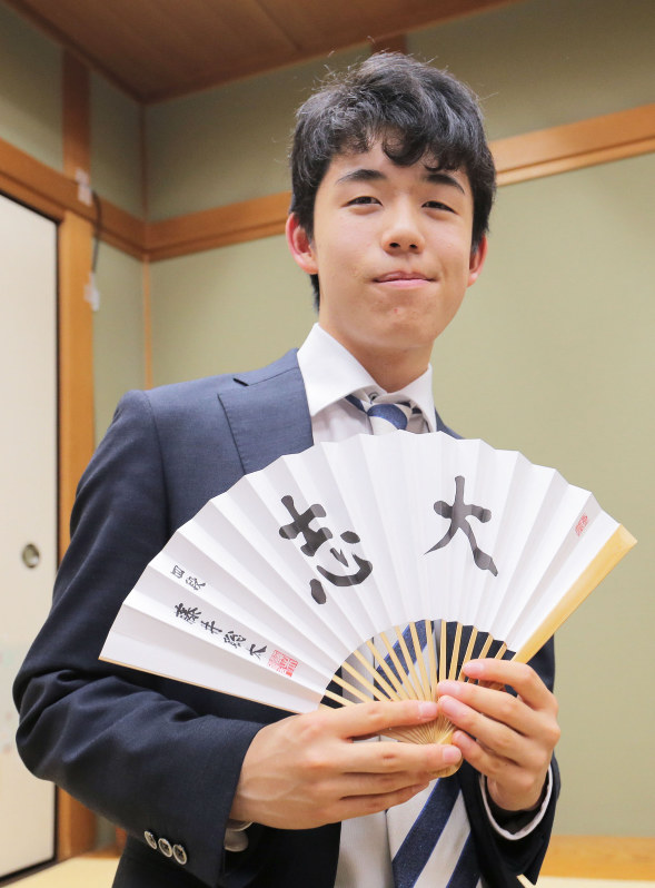 将棋：藤井四段23連勝 羽生抜き単独3位に [写真特集2/5] | 毎日新聞