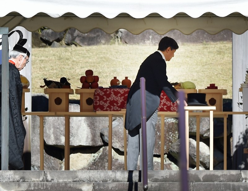 天皇、皇后両陛下が昭和、大正天皇陵を参拝 即位の礼と大嘗祭終了を