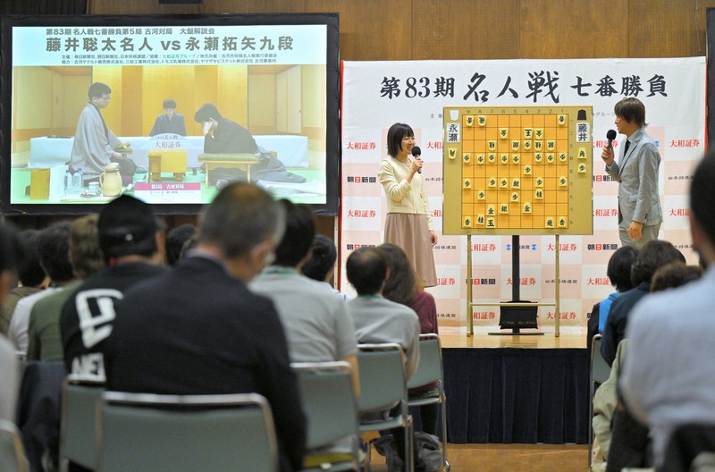 解説者泣かせ」白熱対局 大盤解説ファンもドキドキ 名人戦第5局 | 毎日新聞