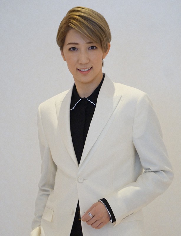 宝塚ワールド：「パイプの吸い方勉強」 宝塚宙組・真風涼帆がホームズ