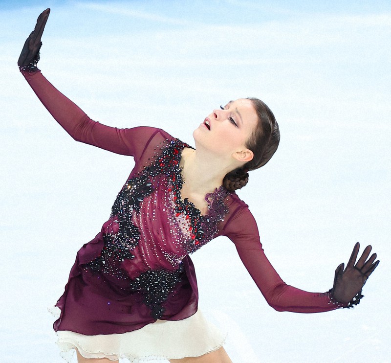 金メダルに17歳シェルバコワ歓喜 ワリエワ騒動「影響なかった」 | 毎日新聞