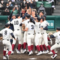 決勝 近江vs大阪桐蔭 第94回センバツ高校野球 [写真特集1/29] | 毎日新聞