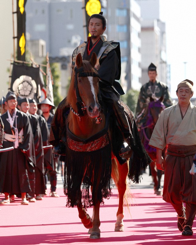 キムタクがきた!! 信長姿の木村拓哉さんを1.5万人が歓迎 岐阜 [写真