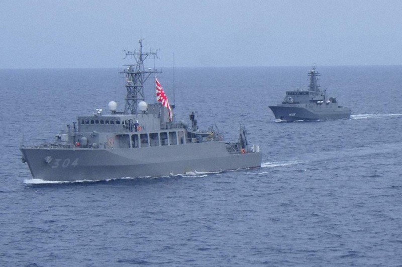 海自護衛艦 旭日旗を掲揚し韓国主催の多国間訓練参加へ 防衛相 | 毎日新聞