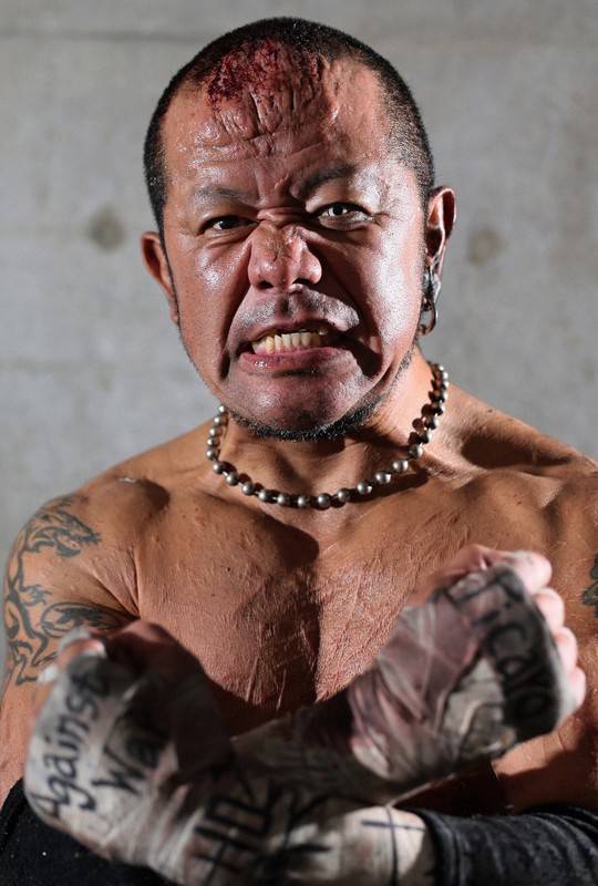 血だらけデスマッチのカリスマ 葛西純はなぜリングに立ち続けるのか