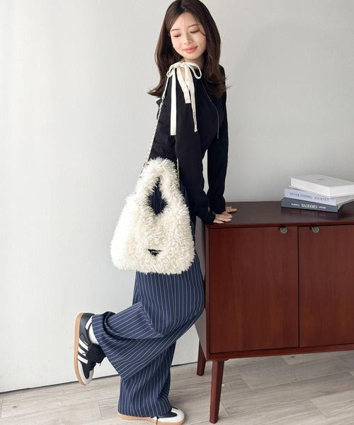 mily bilet】ふわふわ感と高級感で、季節のおしゃれを格上げ。ロゴ