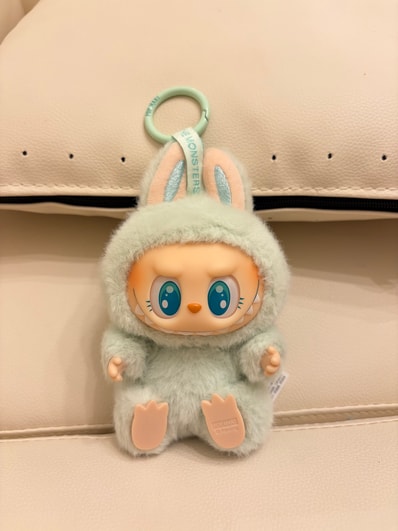 ポップマート ザ モンスターズ (ラブブ) ハブアシート ぬいぐるみ