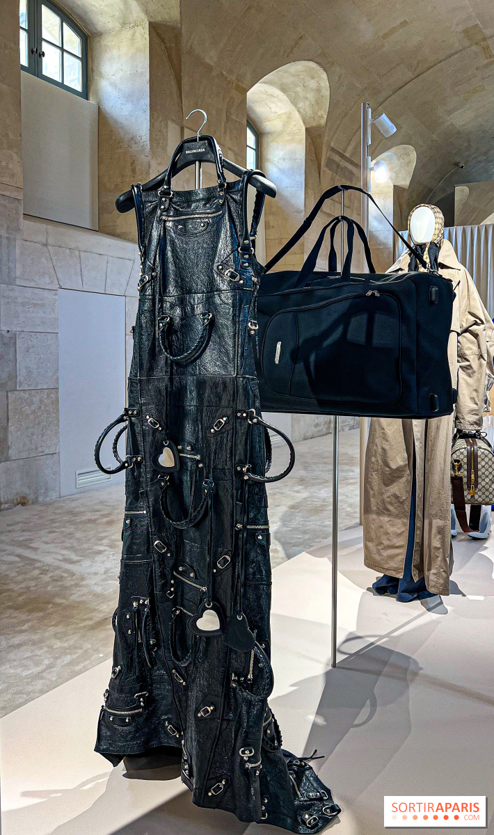 バレンシアガ バイ デムナ：ケリンググループ本社での無料ファッション