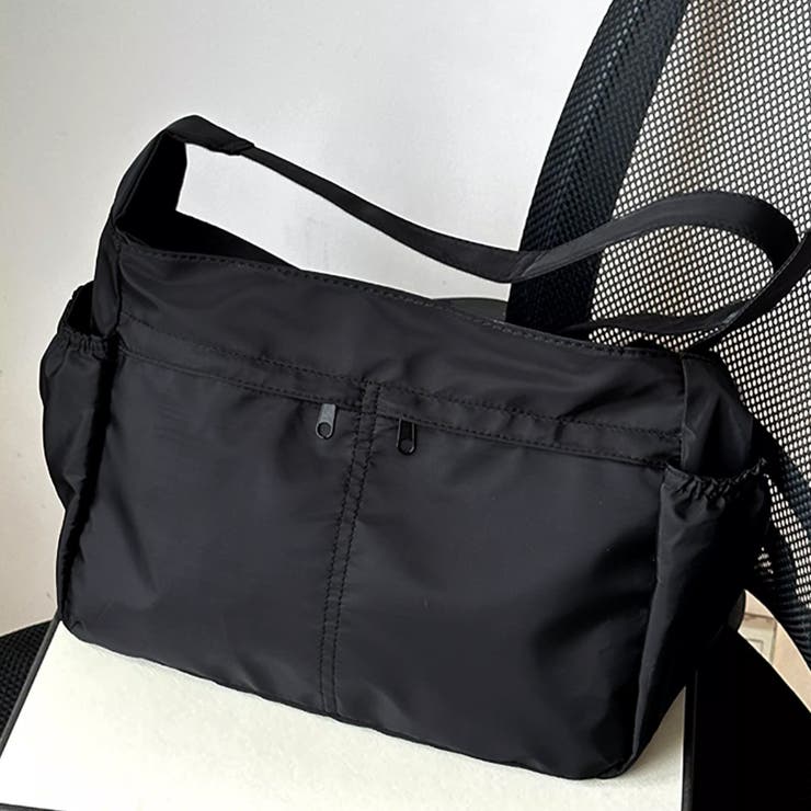 ショルダーバッグ 大容量 ナイロン 黒[品番：II000010995