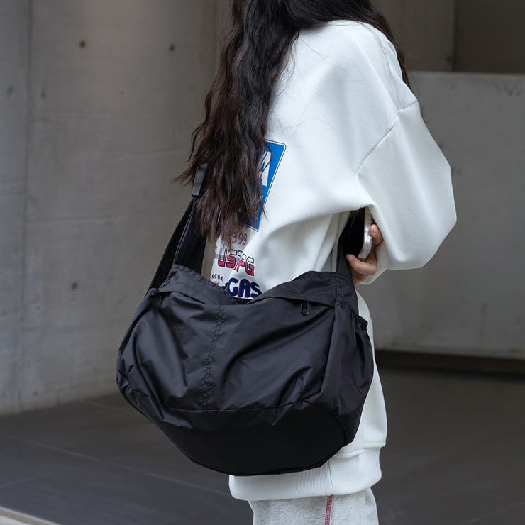 ショルダーバッグ 大容量 ナイロン 黒[品番：II000010995