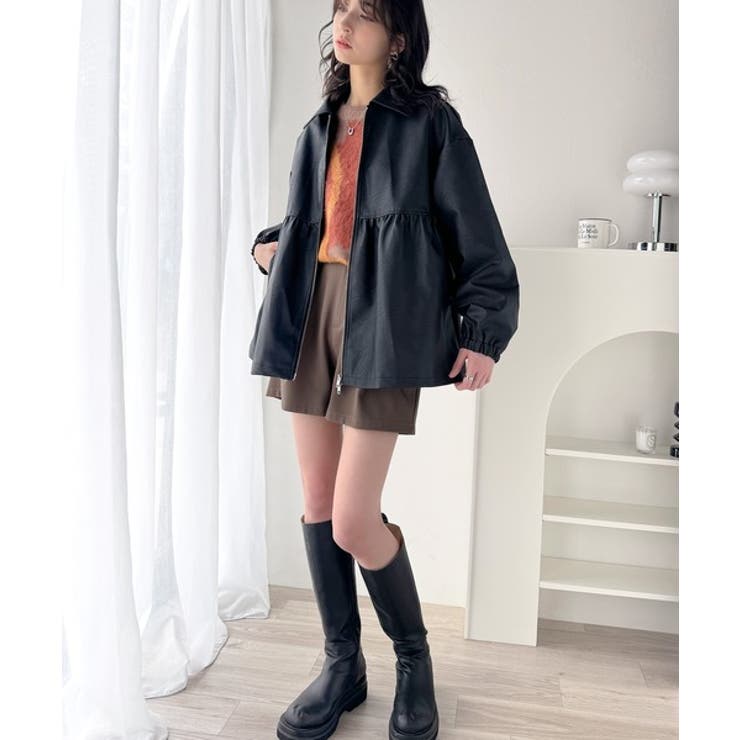 体型カバーも叶う！フェミニンペプラム仕立てのフェイクレザー