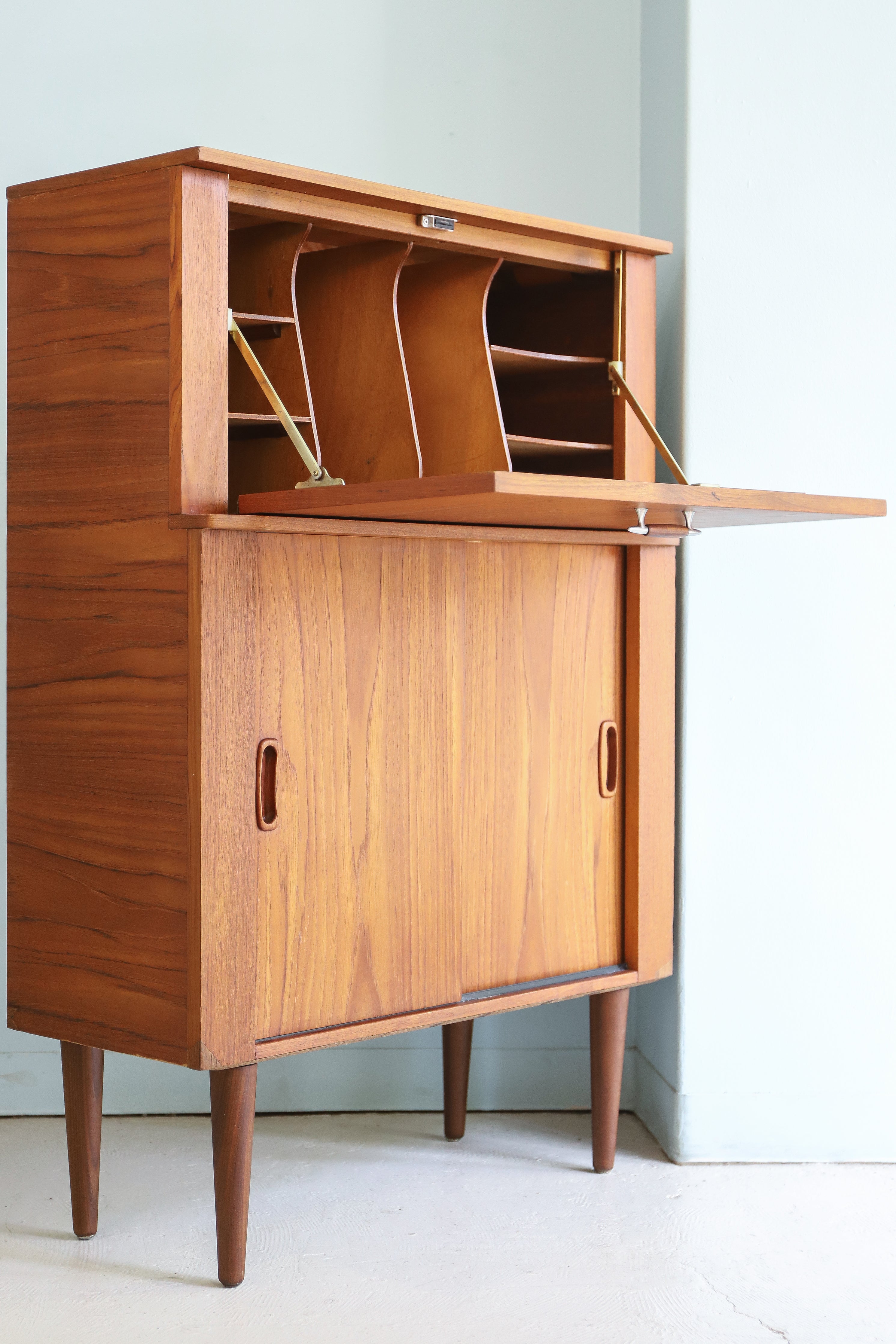 ミッドセンチュリーヴィンテージ ドリンクキャビネット ビューロー