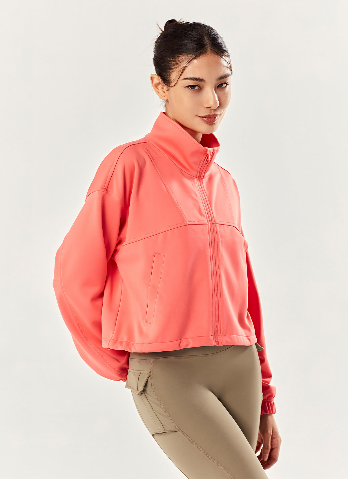 XTFJK01J1 ソフトクッション クロップド丈 ハイネック ジップアップ