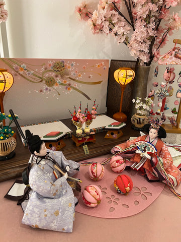 お内裏様とお雛様は、左右どっち？どちらに飾る？男雛と女雛の位置は