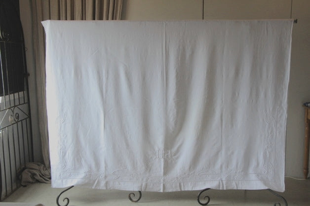 ふっくらした白糸刺繍が美しいベッドシーツ フランスアンティーク