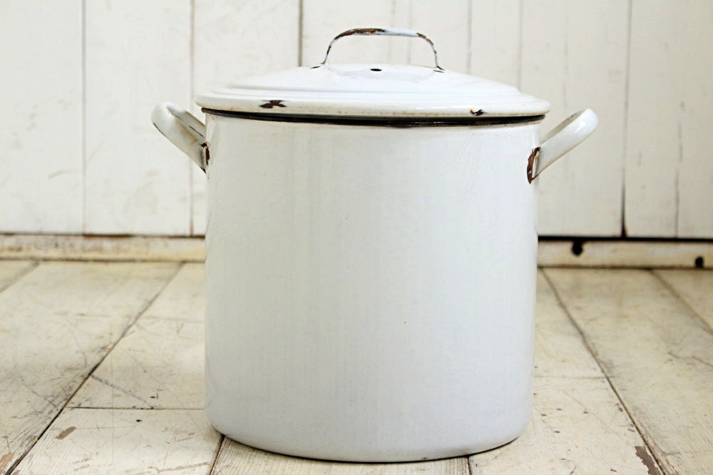 レアな6つ穴と丸型ホーローブレッド缶 イギリスアンティークキッチン