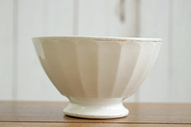 手描きの花模様が可愛いムーランデルー窯カフェオレボウル フランス