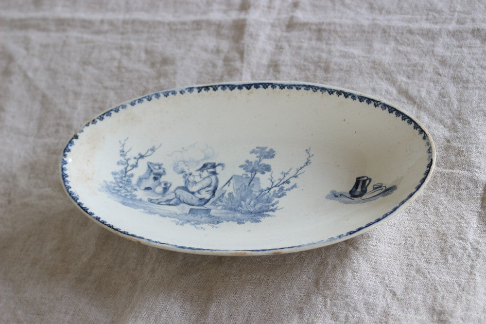 可愛らしい絵柄のクレイユモントロー窯ラヴィエ（横幅24cm） フランス