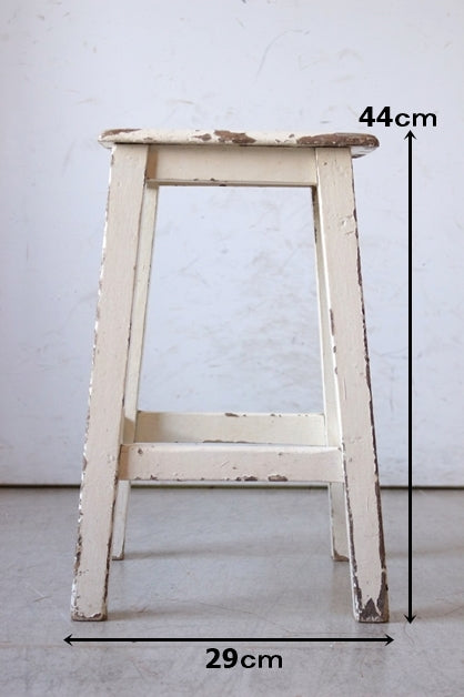 シャビーな白ペイントの可愛いスツール（高さ44cm） フランス