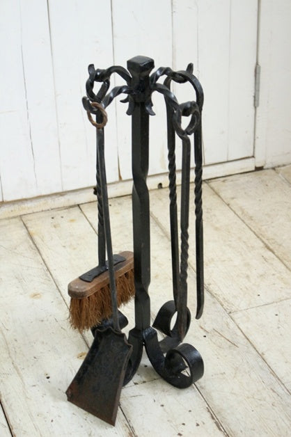 アイアンワークが美しいファイヤーツール・スタンドセット フランス