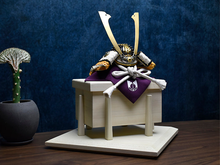 五月人形 兜 / 多ヶ谷一光 / NEO STANDARD（WHITE） – 人形の鯉徳