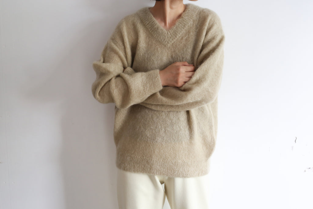 AURALEE BRUSHED SUPER KID MOHAIR KNIT V-NECK P/O – Chum!