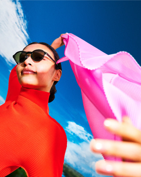 新ビジュアル公開「STRETCH PLEATS」 – isseymiyake.com