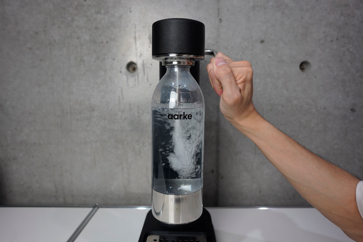 北欧家具のように美しい炭酸水メーカー、aarkeの「Carbonator 3」を