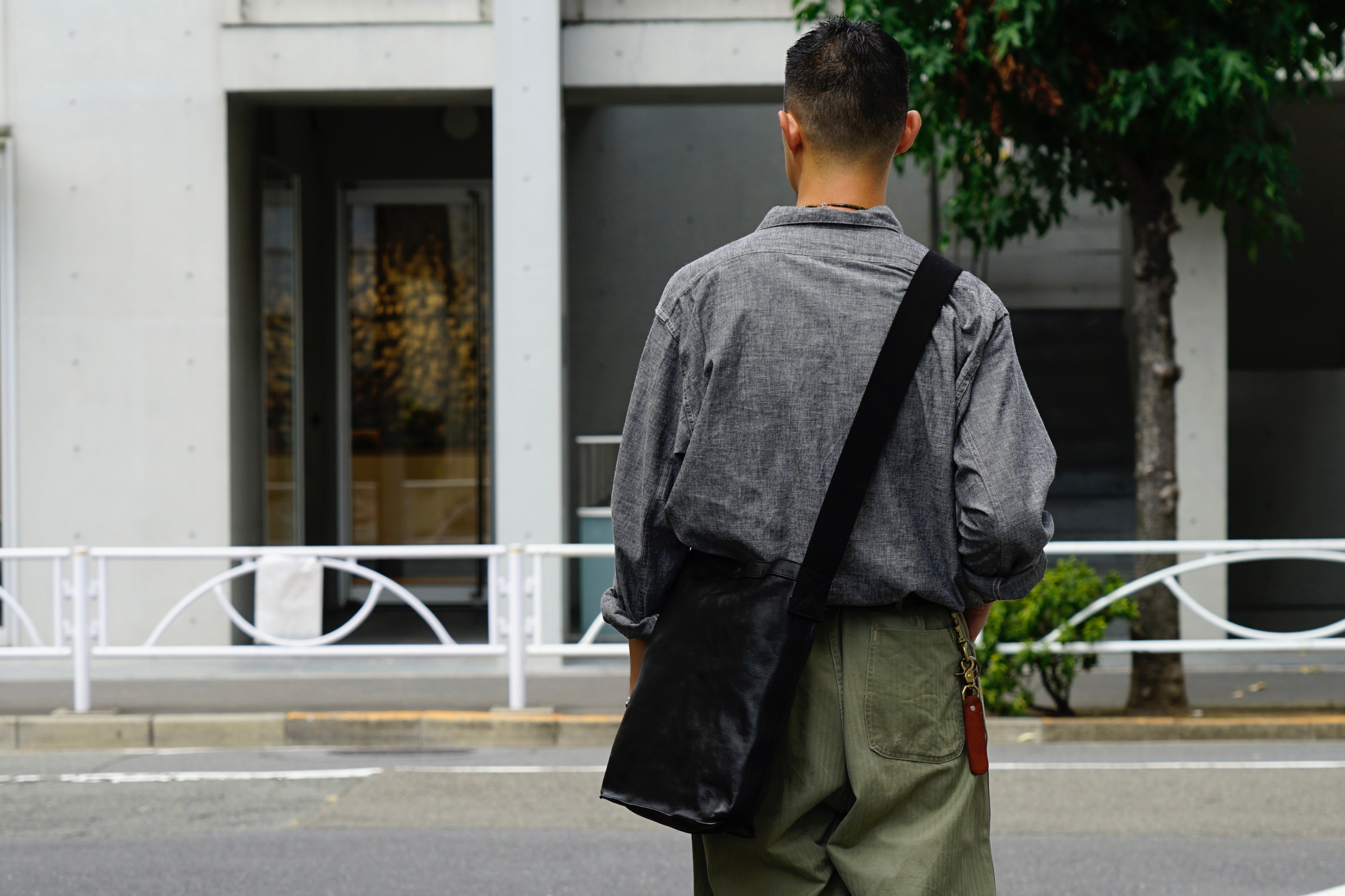 定番のバッグにレザーバージョンが登場》MAIL BAG & MAGAZINE BAG