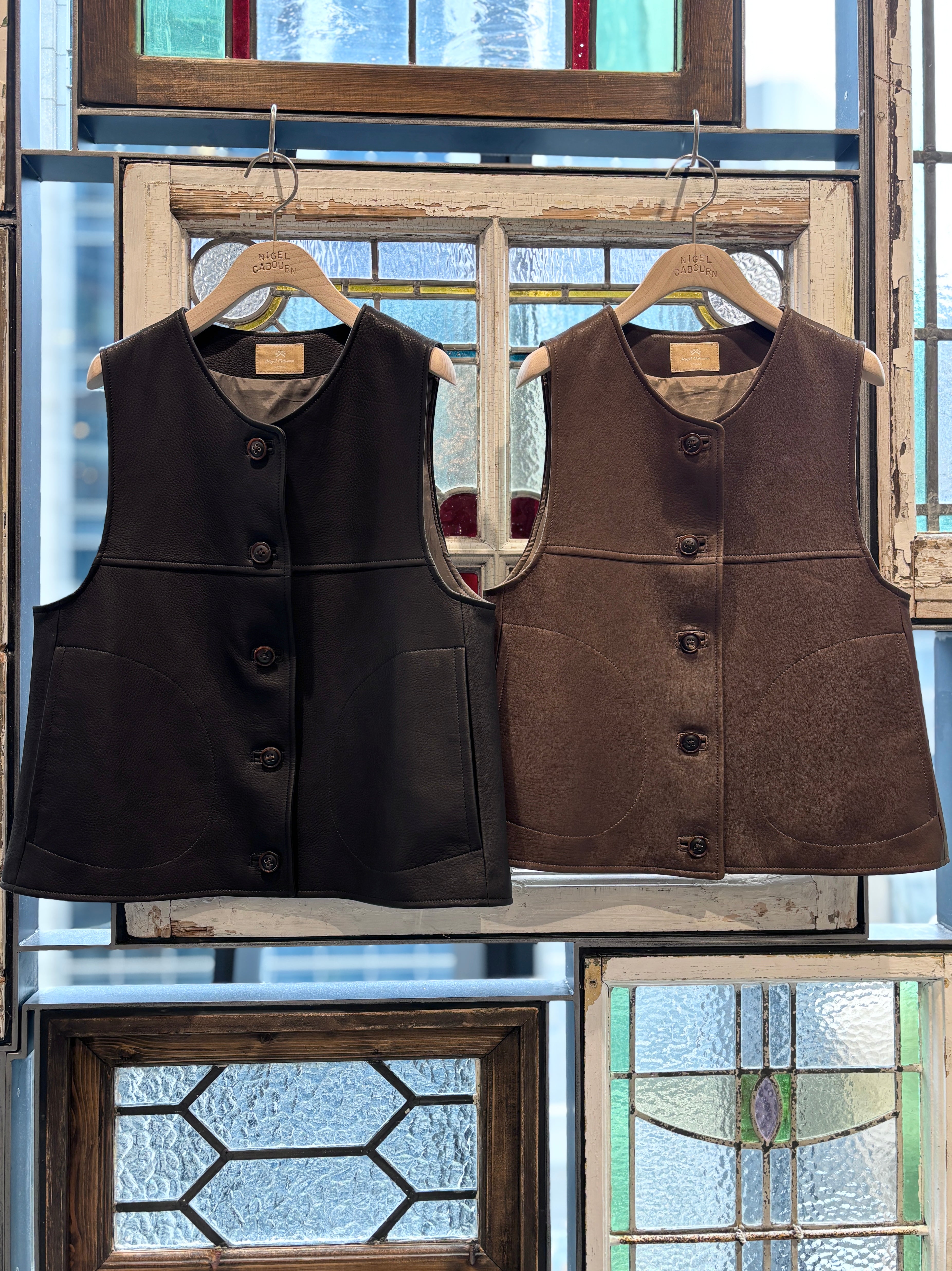 良いベストあります》LEATHER JERKIN VEST – ナイジェル・ケーボン