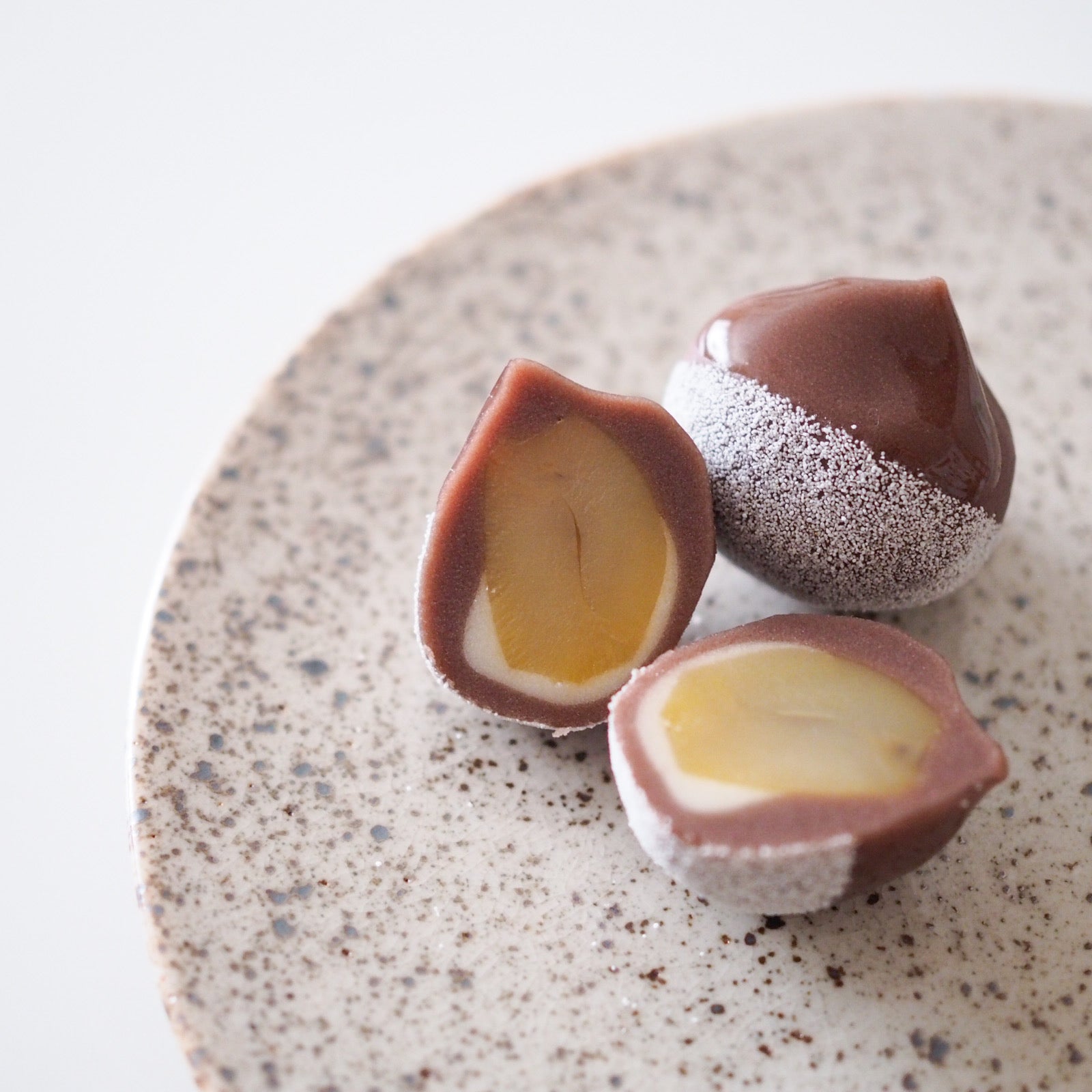 お菓子とお茶｜栗の中から栗ひと粒、まるごと栗！ 御菓子司翠江堂