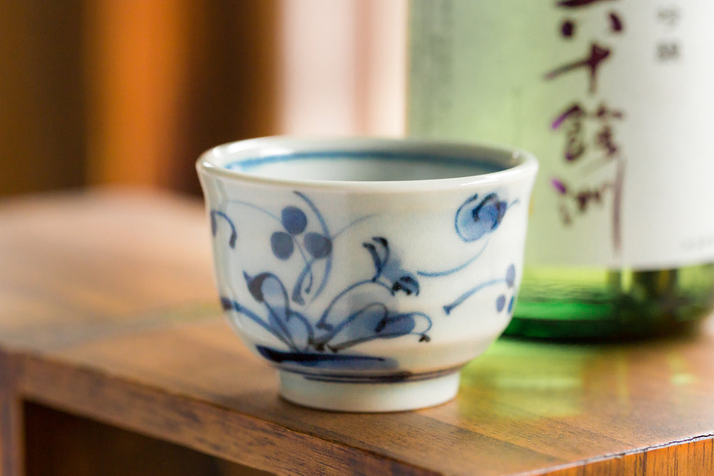 SAKEを愉しむ vol.2 クラシックな徳利と盃 - HasamiLife | 波佐見焼の