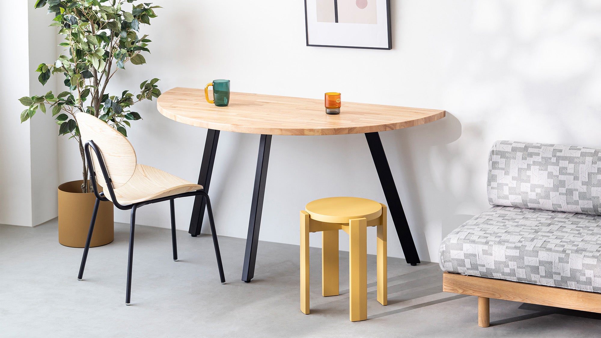 スペースをムダなく、空間をやわらかく半円テーブルが登場 – KANADEMONO