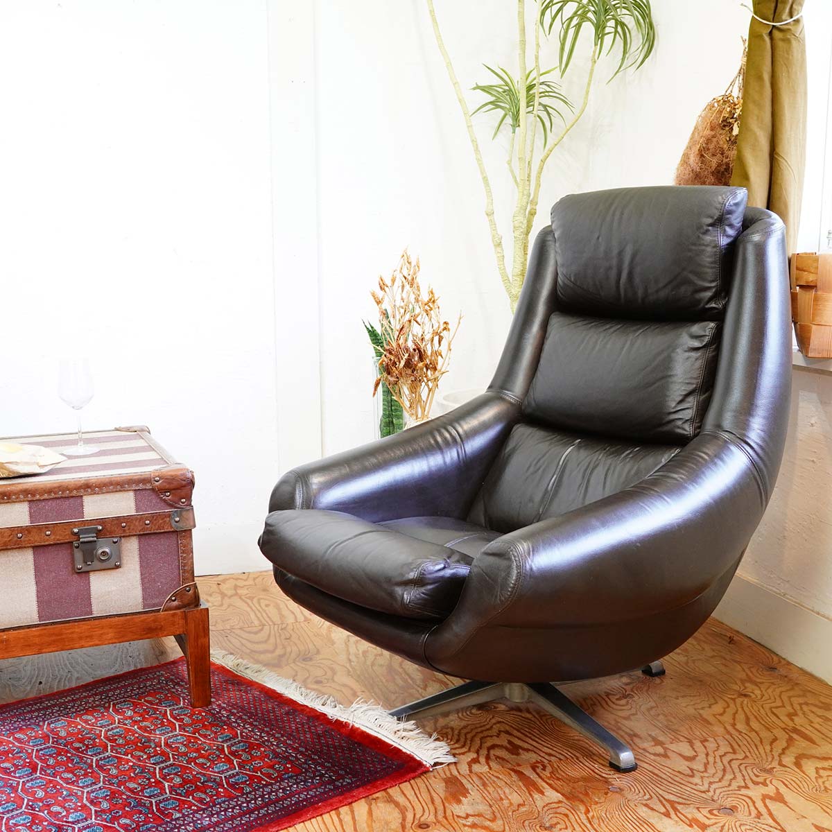 OVERMAN社 ラウンジチェア レザー 回転式 北欧 ブラック ミッド